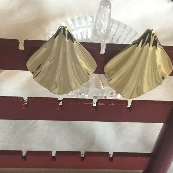 $10 ea or 3/$20 Goldtone Pierced Leaf Earrings - Picture 3 of 7